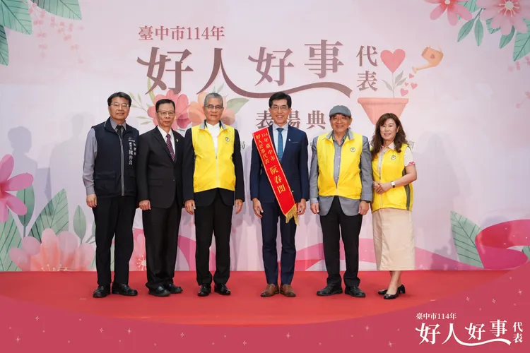 阮春閔醫師在防疫期間開設100多場快打站，接種人數48,000人。民眾提供