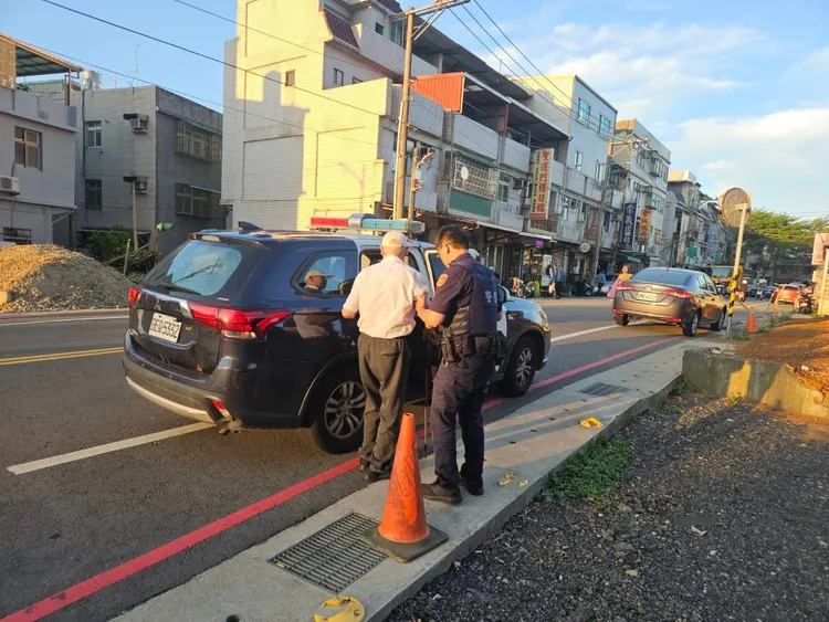 警員協助老翁返家。平鎮警分局提供
