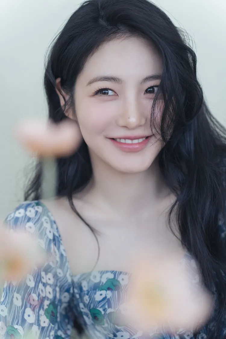 近年聲勢極旺的辛叡恩個性開朗，私下也很寵粉。網銀國際影視提供