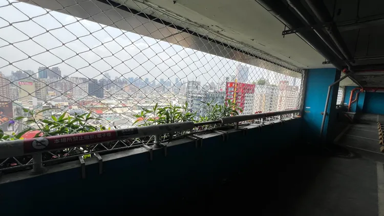 業者表示將加強停車場防護措施。鮮明攝