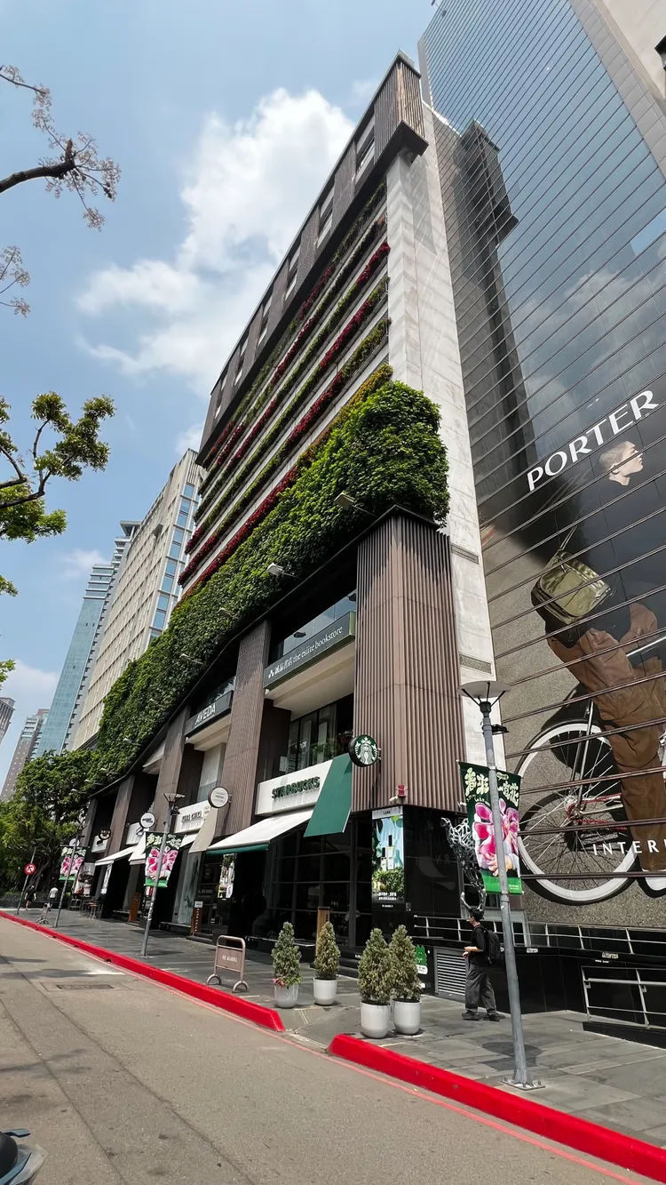 勤美誠品星巴克旁今天又有人墜樓。鮮明攝