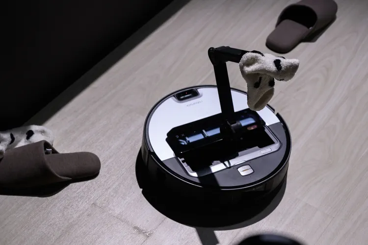 Saros Z70機身薄度只有7.98公分，不僅能高效吸塵、精準拖地，更能以AI辨識障礙物，並主動收納環境中的小物品。石頭科技提供