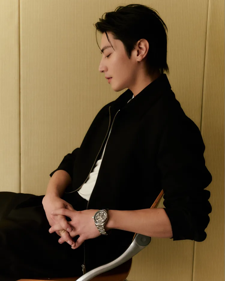 宋柏緯配戴煙灰色版本的MIDO Multifort鏤空計時碼錶。品牌提供