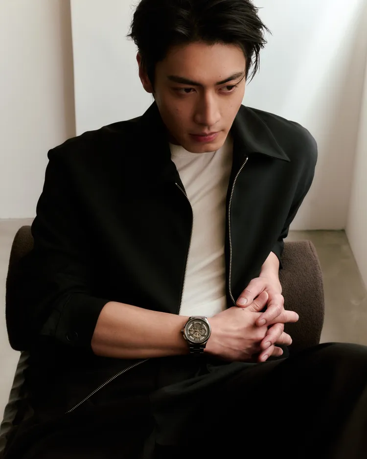 宋柏緯以型男風格演繹MIDO Multifort鏤空計時碼錶的率性。品牌提供