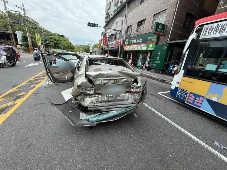 楊女遭國光客運追撞，導致車輛出現嚴重損毀。翻攝照片