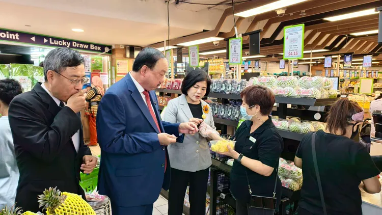 雲林縣長張麗善參觀昇菘超市。雲縣府提供