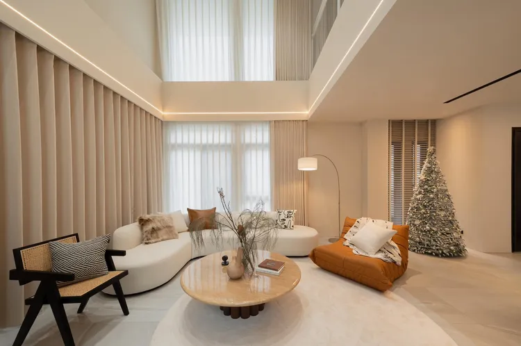 江宏傑曬出新家，一樓客廳為挑高樓中樓設計，相當寛敞溫馨。翻攝自江宏傑臉書