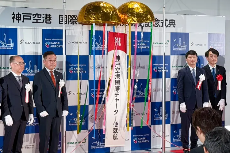 星宇航空劉允富策略長（左二）代表出席神戶機場國際首航紀念儀式。星宇航空提供