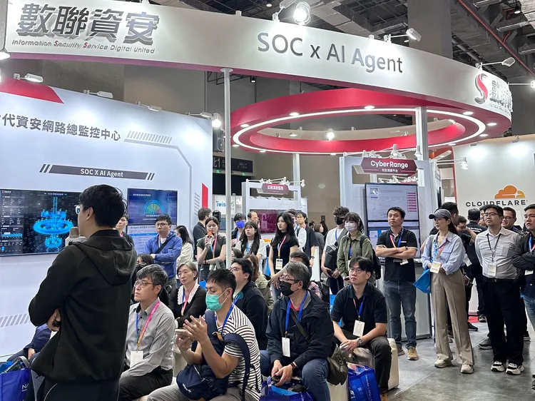 遠傳與數聯資安位於Q208展位，展出期間舉辦多場「資安戰情室」講座，分享最先進的AI資安防護解決方案。遠傳電信提供