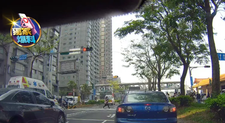 第2輛救護車也稍微停等紅燈後，總共等了17秒才通過。翻攝畫面