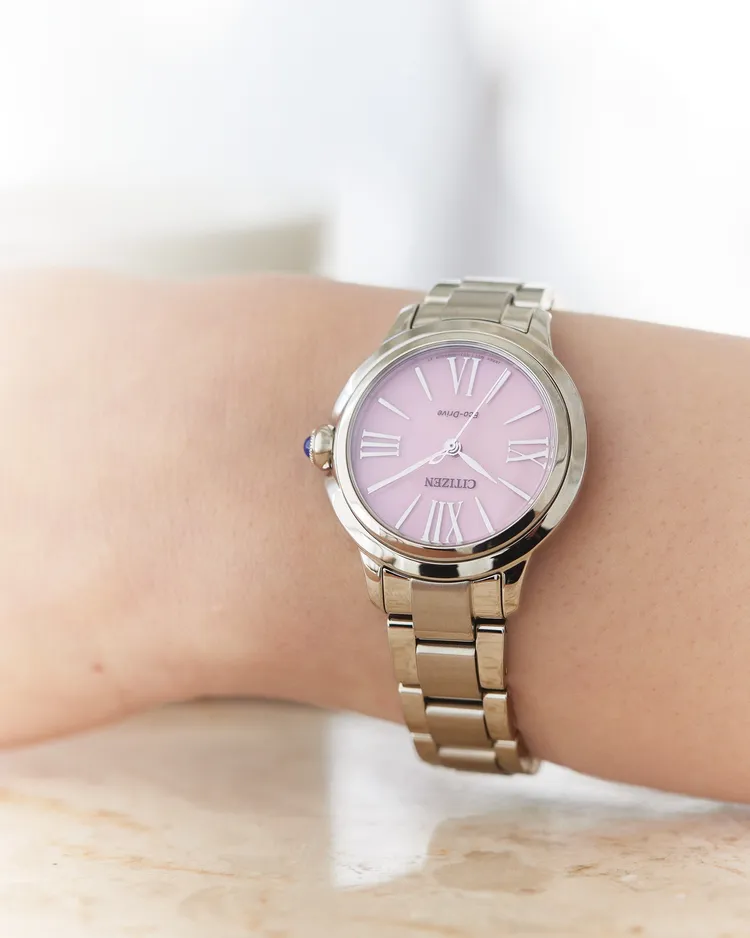 EM1160-58X錶款以粉紅色面盤搭配銀色錶殼。品牌提供