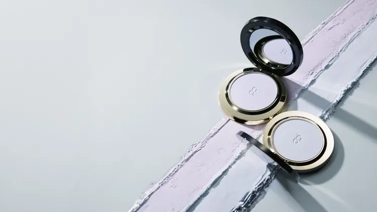 SUQQU晶采輕霧定妝蜜粉餅/晶采光透定妝蜜粉餅，各3200元。品牌提供