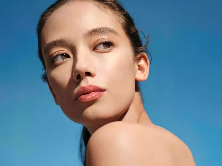 SUQQU晶采輕霧定妝蜜粉餅與晶采光透定妝蜜粉餅推出後，在日本討論度極高。品牌提供