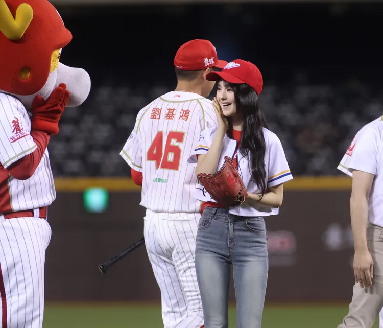 GYUBIN（朴珪斌）今在台北大巨蛋擔任味全龍主場賽開球嘉賓。攝影中心攝