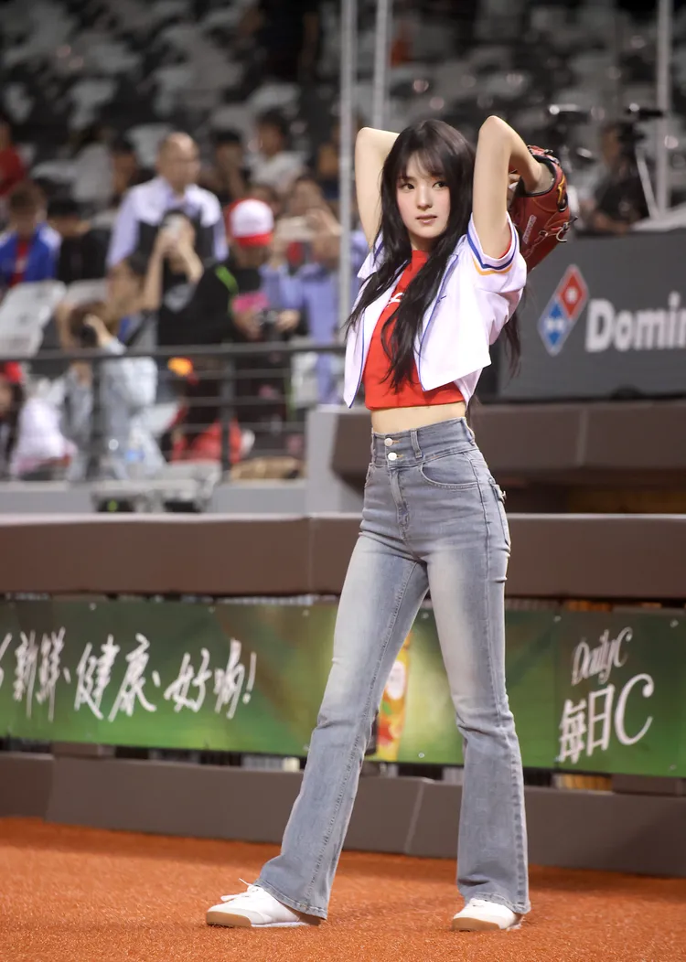 GYUBIN首次開球，笑認緊張到失眠，之前每天在家門口拉爸爸陪練球，自爆常常不小心砸到路人。攝影中心攝