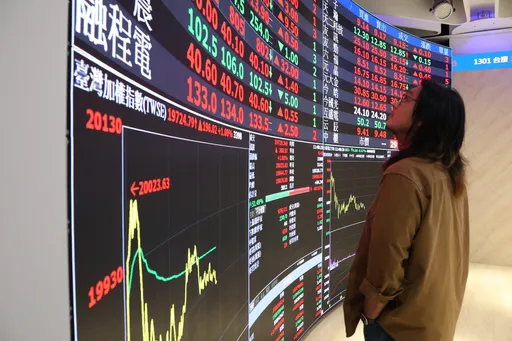 台股收漲近400點　台積電漲24元收888元