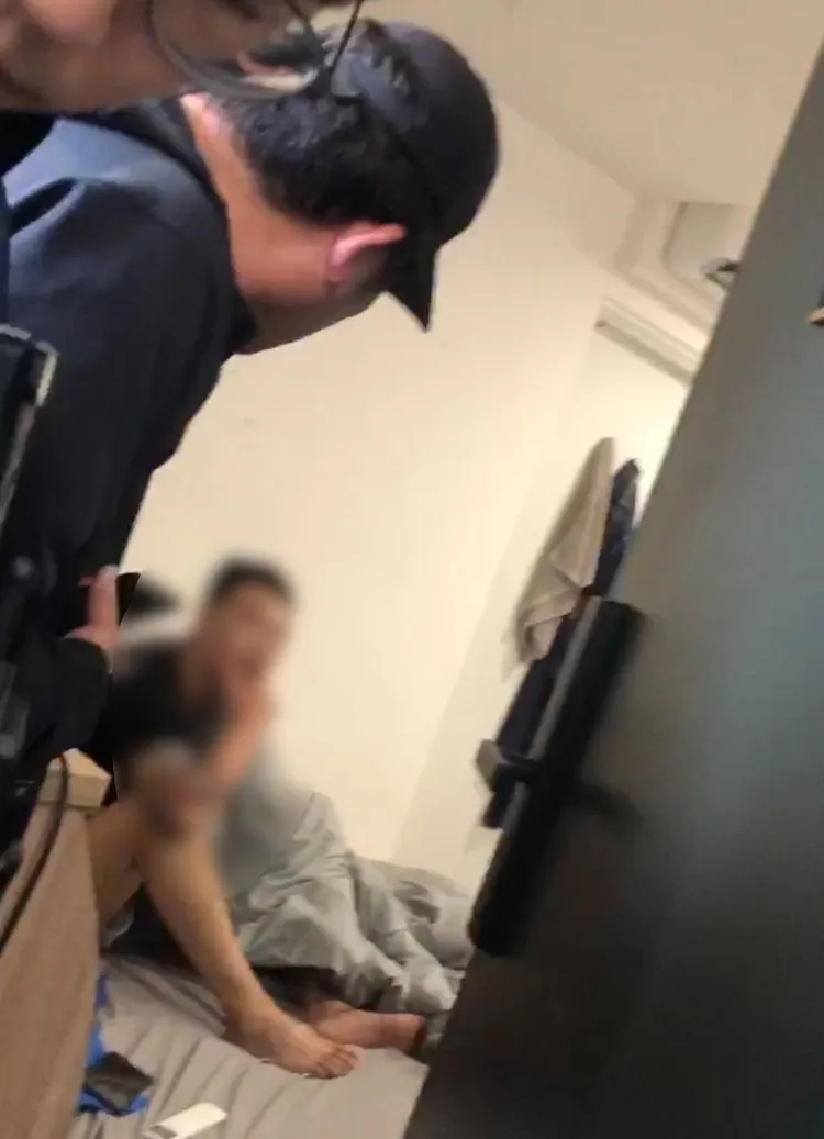 看到警方到場，男子一度情緒激動。動保處提供