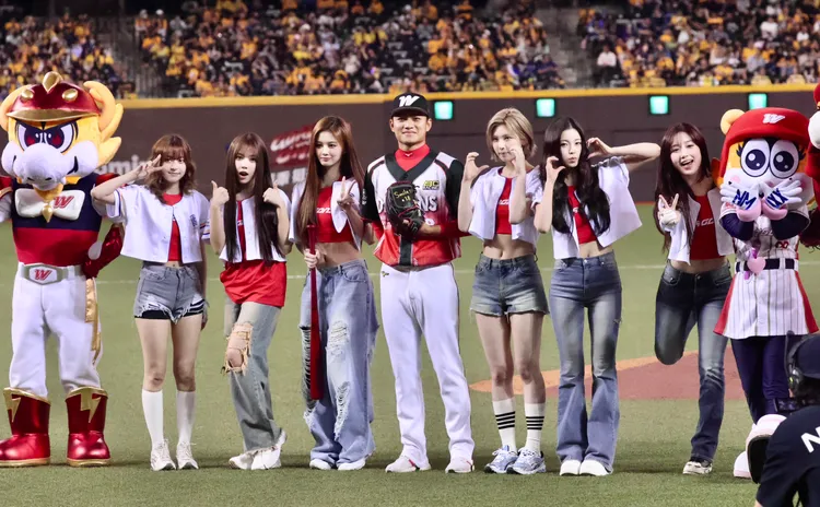 徐若熙（中）與NMIXX合照完光速逃走。莊宗達攝