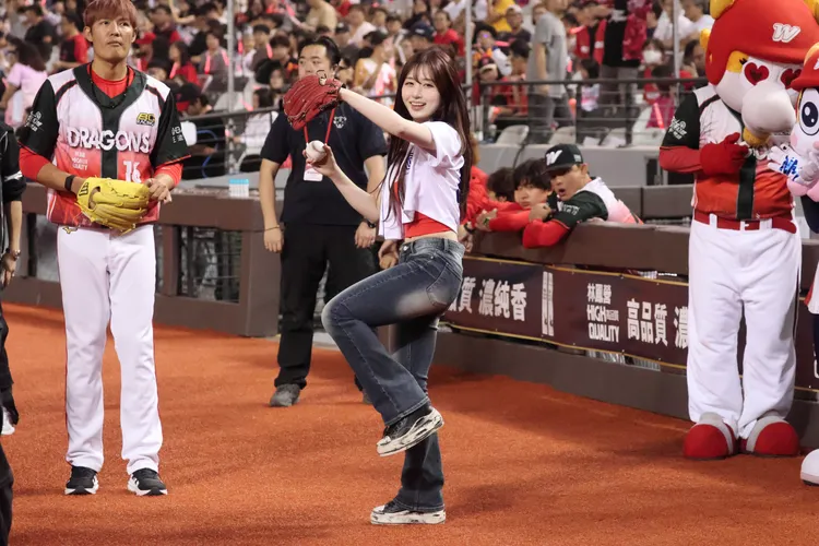 海嫄接受王維中（左）的指導。莊宗達攝