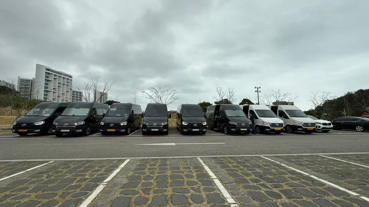 闆妹還請來9台保母車擔任韓國行接送，超高規格令網友羨慕。翻攝照片