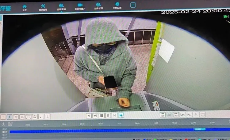 揭女由白牌車司機接送，半個月走遍雲林縣多個鄉鎮，在ATM瘋狂領詐款。雲林地檢提供
