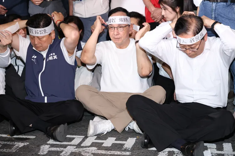 朱立倫等人坐於北檢外。彭欣偉攝