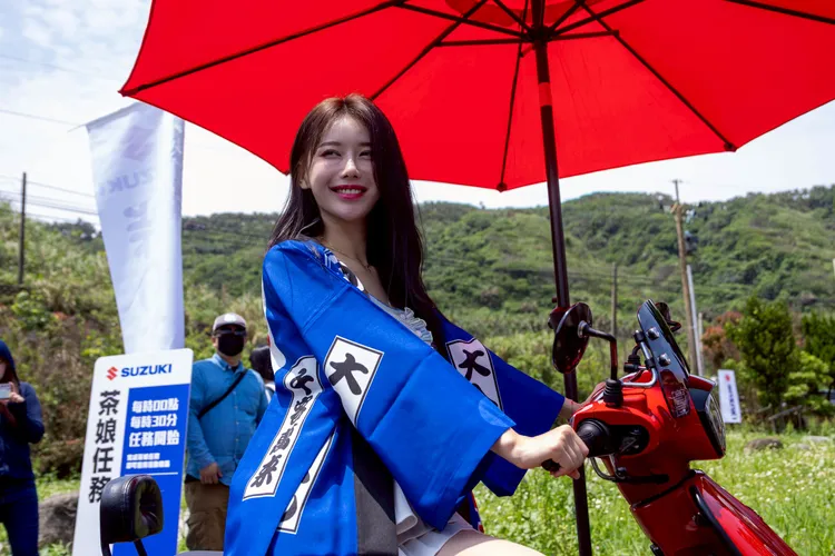 李雅英還親自體驗各遊戲互動區，遊玩套圈圈遊戲、享用道地日式茶點。業者提供