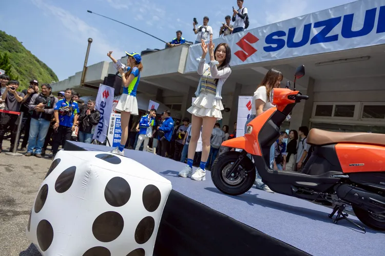 車友可透過趣味「比大小」遊戲，贏得李雅英限量簽名好禮。業者提供