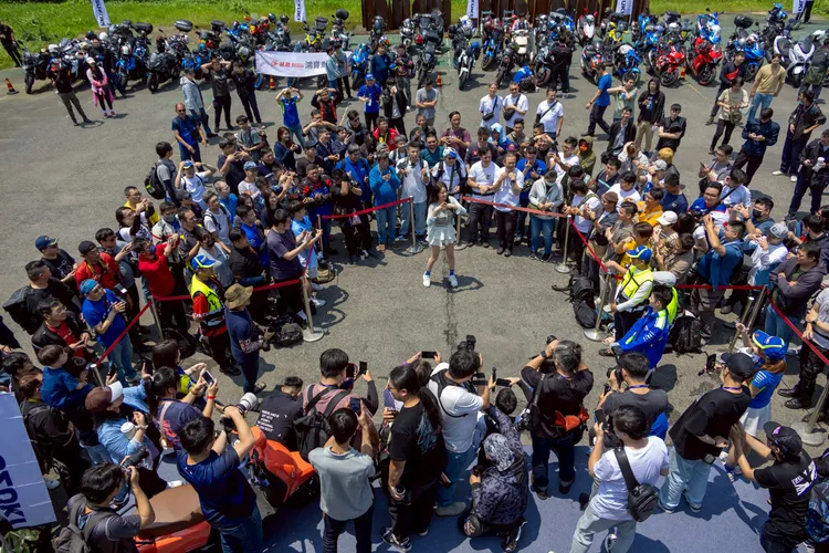 車友們與李雅英一起開心跳舞，拍攝現場大合照。業者提供