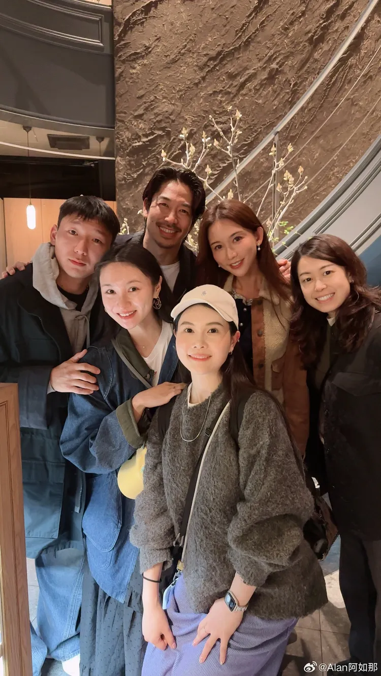 AKIRA和林志玲與中國友人一行人合照，私下的林志玲還是美呆了。翻攝阿如那微博