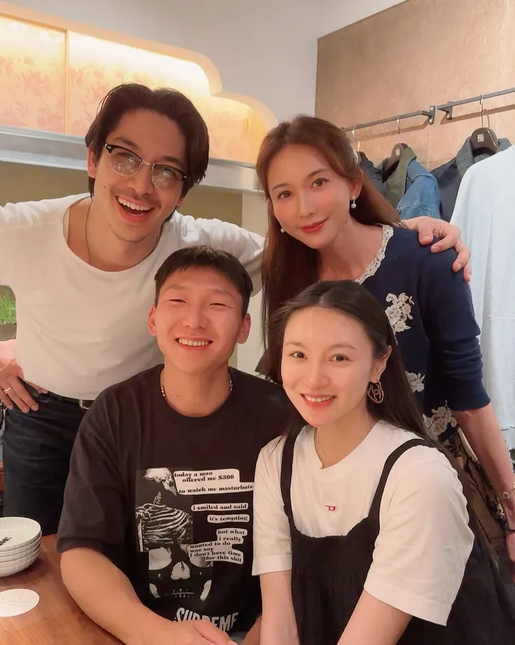 林志玲（後排右起）陪AKIRA招待友人。翻攝AKIRA IG