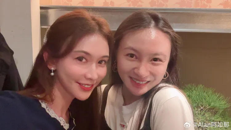 林志玲（左）與阿如那太太玩自拍。翻攝阿如那微博