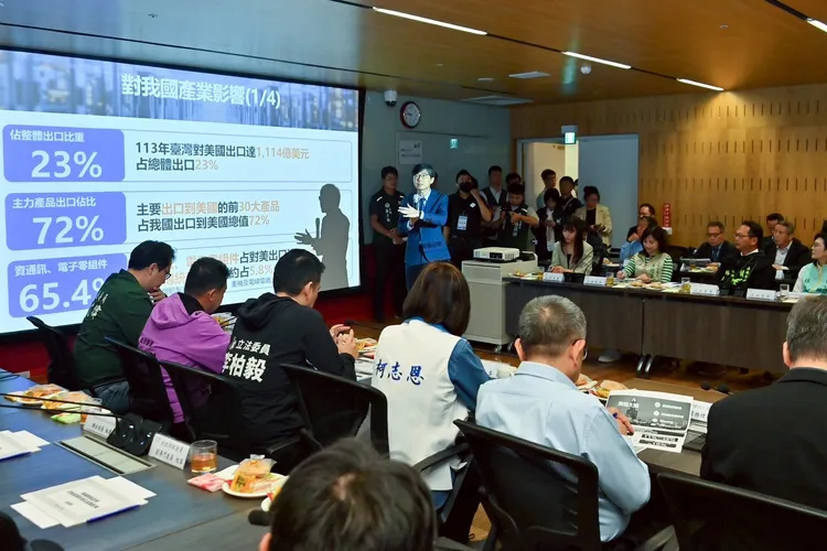 卓榮泰13日到高雄產業座談會，邀集鋼鐵、螺絲、遊艇及石化等產業代表表達意見。翻攝畫面