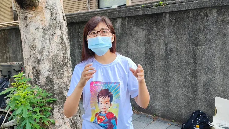 住在三重的張姓女子，今天清晨5時就搭計程車到北院寶慶院區排隊等候領取剴剴案旁聽證。張欽攝