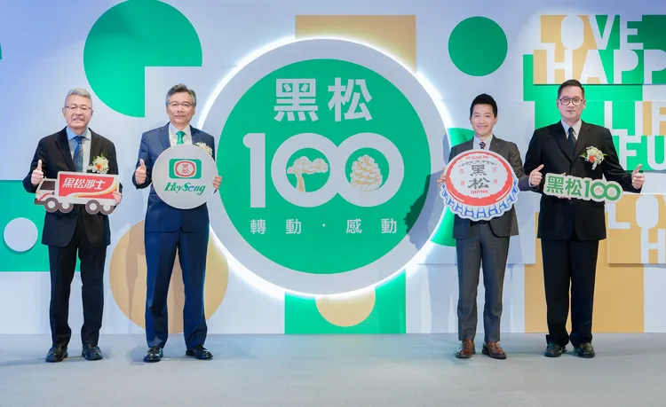 「黑松100週年感恩餐會」現場聚集來自產官學界重要代表， （左起）黑松特助張建章、董事長張斌堂、總統府副秘書長何志偉、黑松總經理張智鈞。