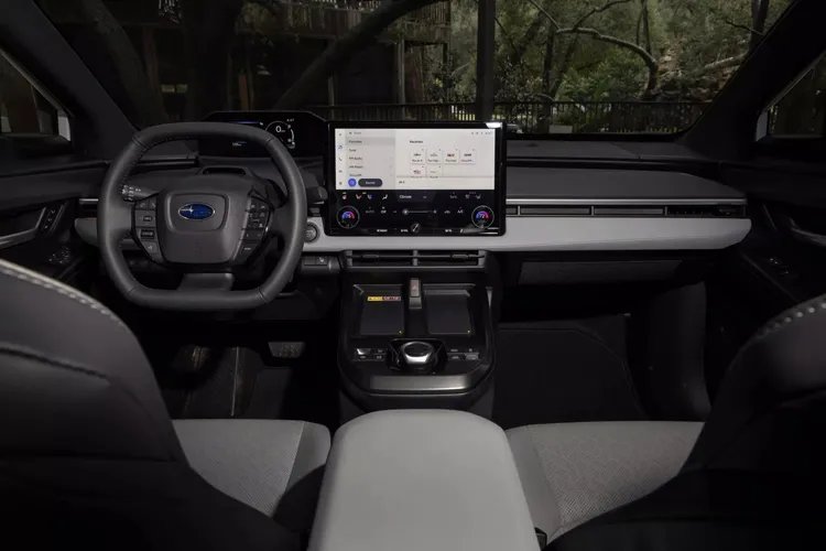 內裝部分最大的亮點就是全新的14吋中控觸控螢幕，整體數位化體驗與便利性都大幅提升。原廠照片