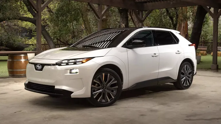 車頭設計變得更加俐落，細長的LED頭燈組與收斂的水箱護罩整合設計，讓整體造型更具一致性。原廠照片