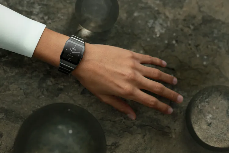 Anatom「Jubilé」在面盤上鑲嵌3顆鑽石。品牌提供