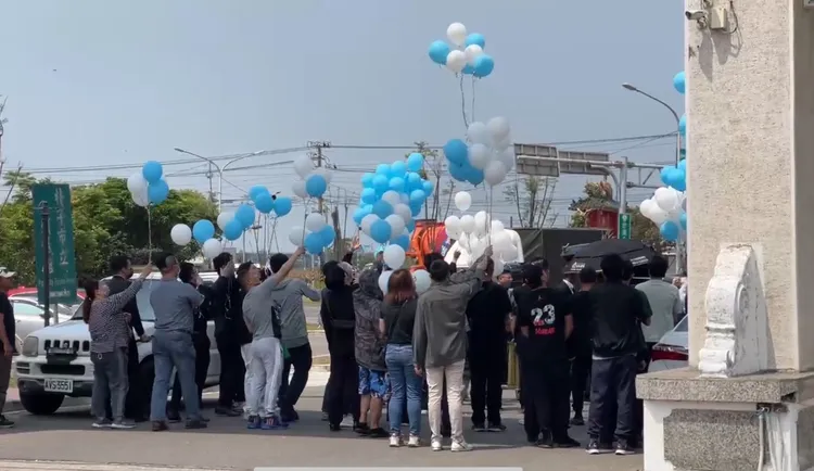 「安嫂」粉絲手持藍白氣球送行。民眾提供