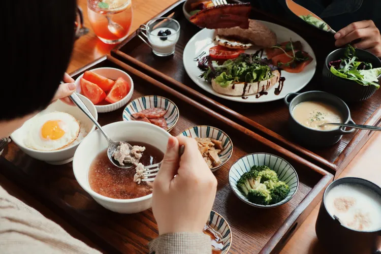 Booking.com旅宿夥伴「友愛街旅館」早餐提供新鮮現沖的溫體牛肉湯，讓旅人免去排隊和尋覓的困擾，已成為在地隱藏美食之一。業者提供