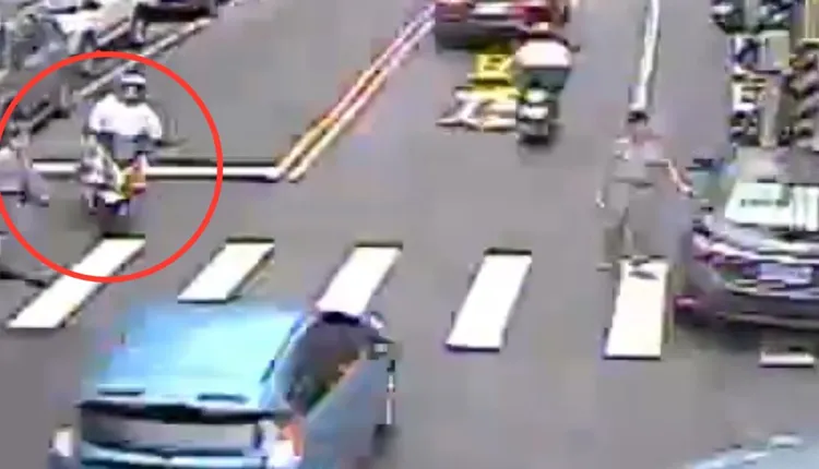 李女撞上老翁瞬間失去重心慘摔。翻攝畫面