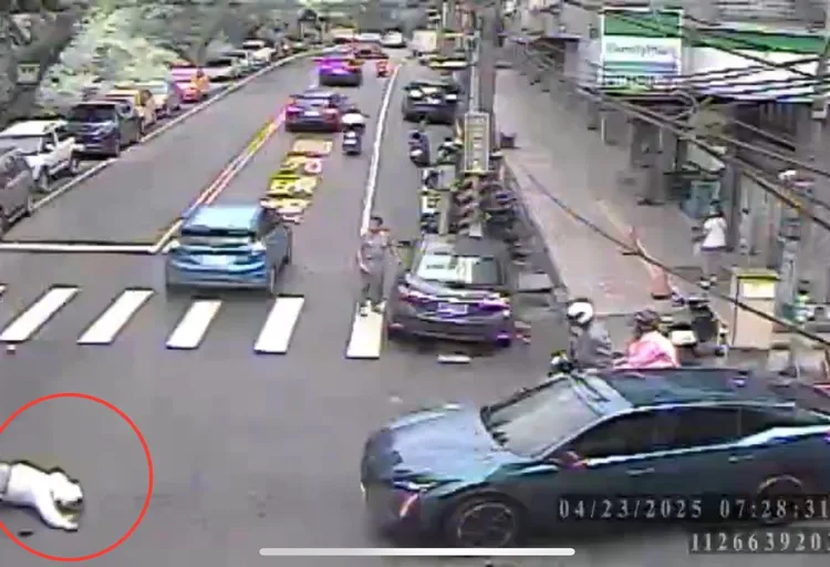 李女車輛倒地滑行，她整個人也趴在地上痛苦不堪。翻攝畫面