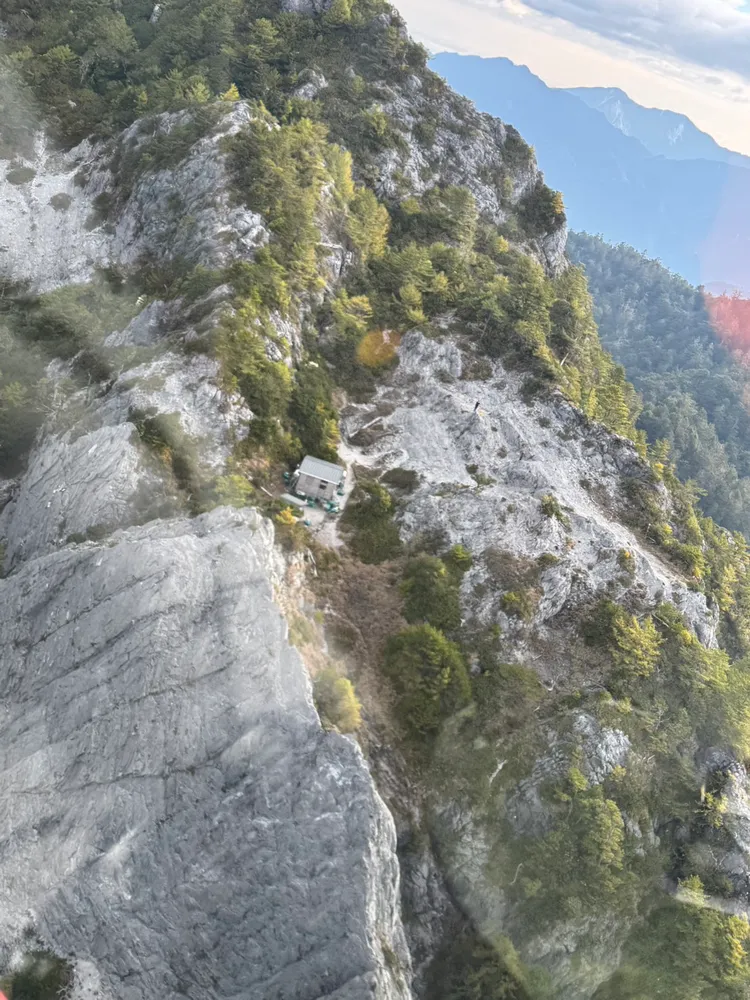 男子在大理石山屋稜線處求援。空勤總隊提供