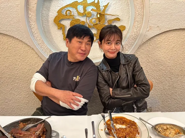 胡瓜（左）帶白癡公主到復古西餐廳吃飯。下面一位提供