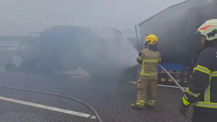 水泥攪拌車撞擊2輛工程車、1輛小貨車，最後起火燃燒。翻攝畫面
