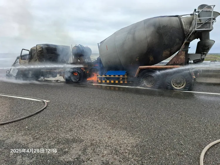 水泥攪拌車撞擊2輛工程車、1輛小貨車，最後起火燃燒。翻攝畫面