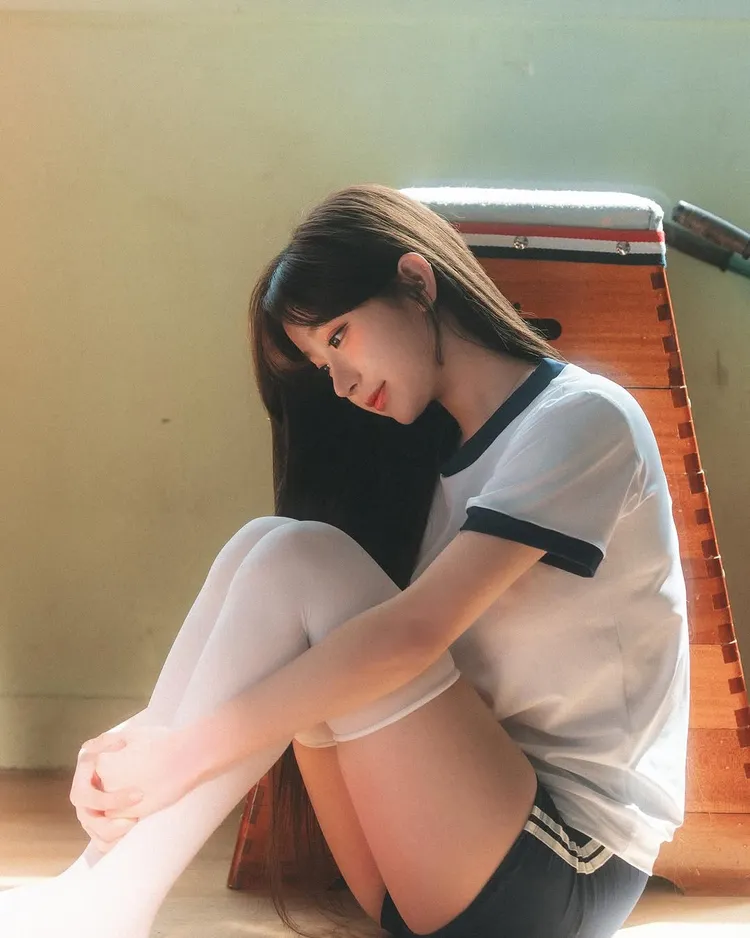 李珠珢真理褲+白絲襪，網大讚超香。翻攝李珠珢IG