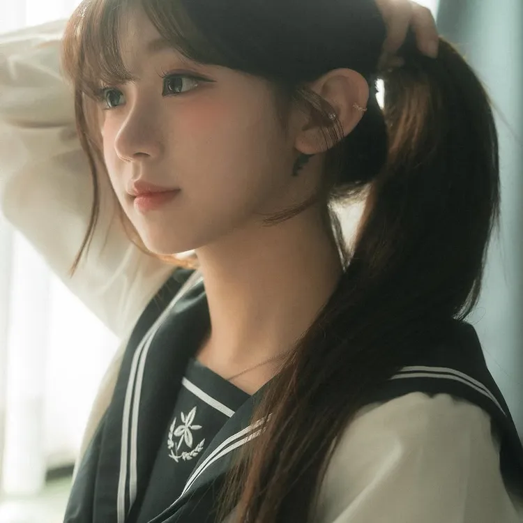 李珠珢穿水手服也仙氣十足。翻攝李珠珢IG