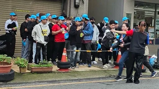 移工戴鄭正鈐帽子上凱道！綠委質疑「造假是藍營一貫風氣？」