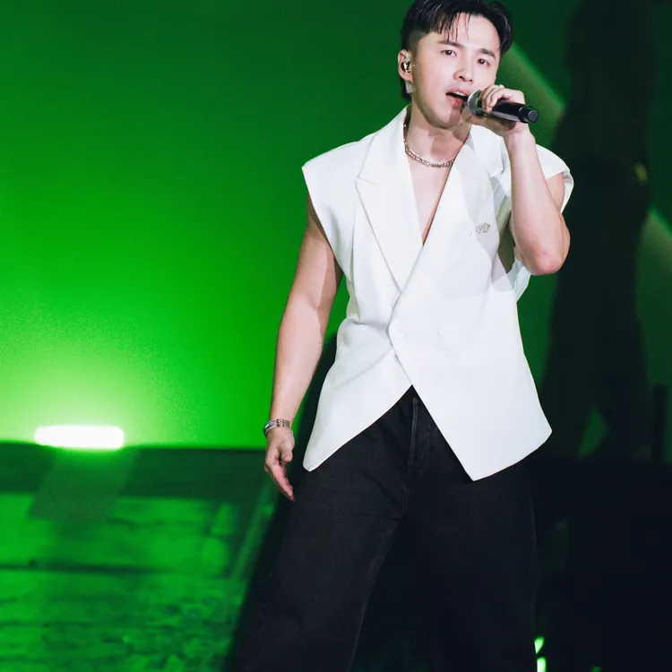 阿緯現在是手握26間餐廳，旗下員工超過800名的大老闆。翻攝阿緯臉書